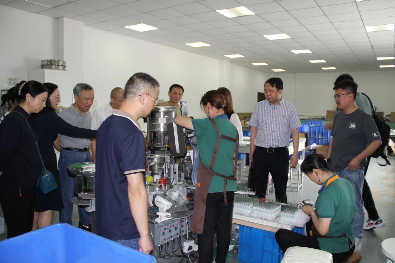 喜訊！南京林業(yè)大學(xué)樂(lè)卡智能五金研究院掛牌成立！